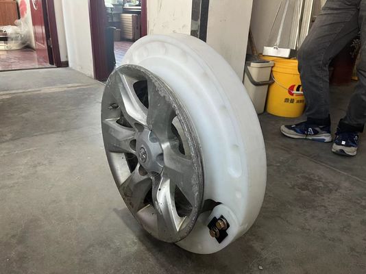 La carrozza ferroviaria Runflat inserisce la protezione resistente balistica della gomma a terra